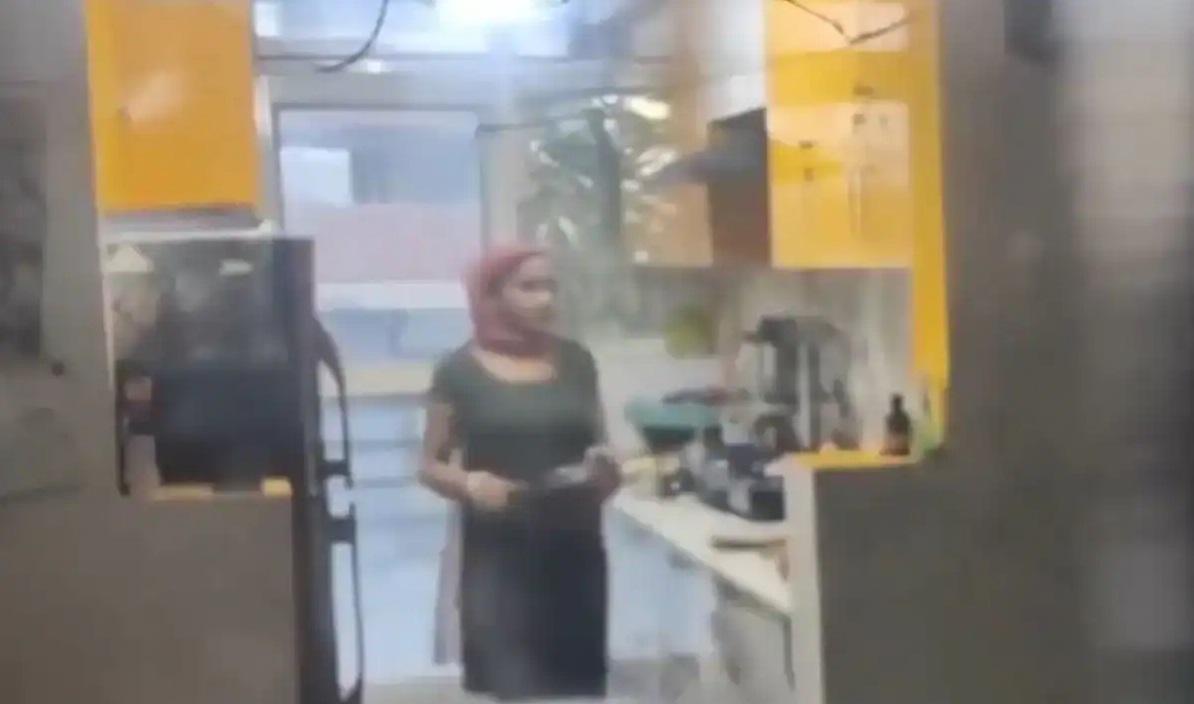 閉路電視拍到女傭在飯菜中加料。(互聯網)