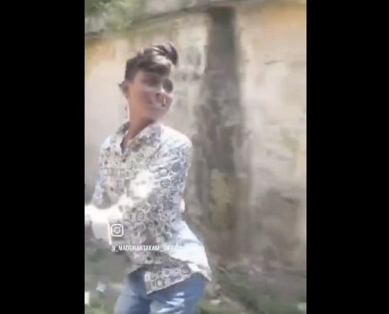 少年笑著搖屁股,玩得high。(互聯網)