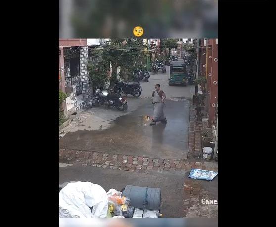 女子獨自行經小巷。(互聯網)