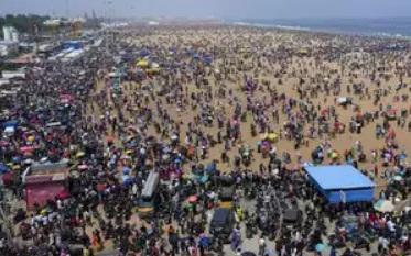 印度清奈航空展,大批民眾一早到場搶好位置。(互聯網)