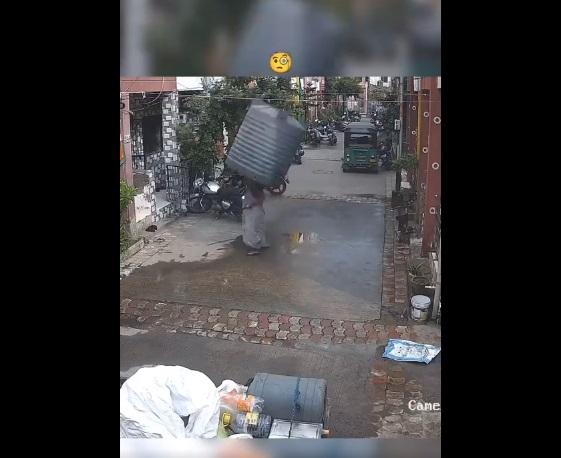 天降水塔砸中女子。(互聯網)