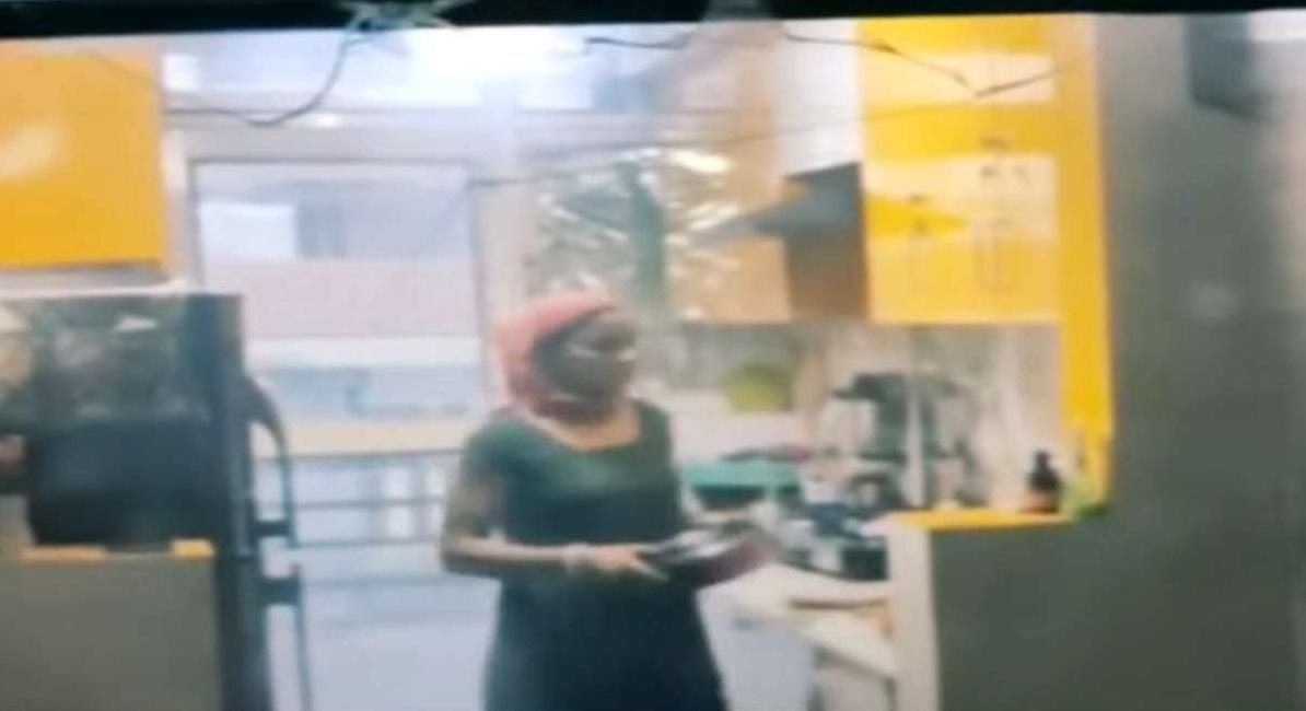 閉路電視拍到女傭在飯菜中加料。(互聯網)