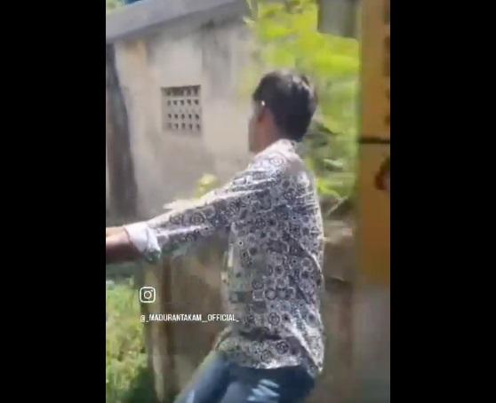 少年轉頭看著反方向,沒留意前方有水泥柱。(互聯網)