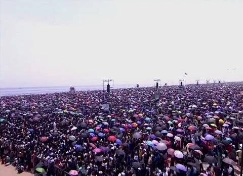 印度清奈航空展吸引近160萬人「朝聖」逼爆會場。(互聯網)