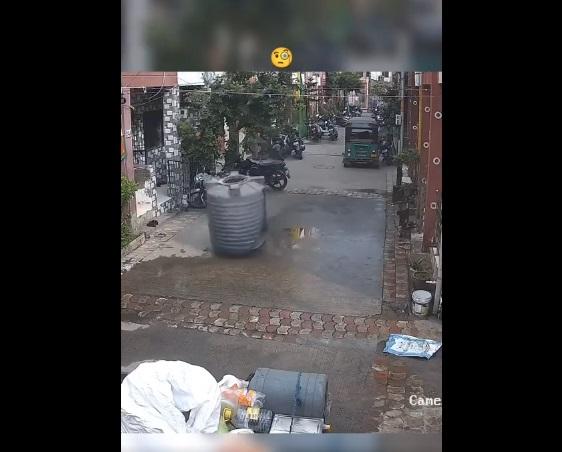 天降水塔砸中女子。(互聯網)