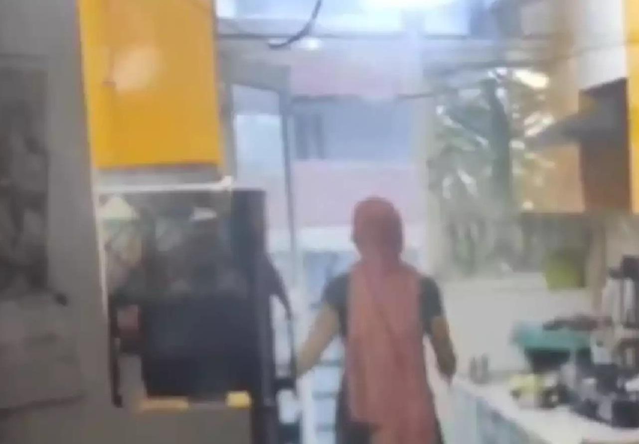 閉路電視拍到女傭在飯菜中加料。(互聯網)