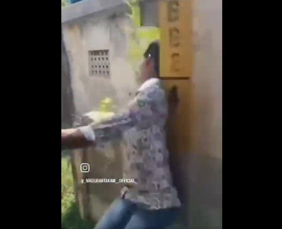 少年猛撞黃色水泥柱。(互聯網)