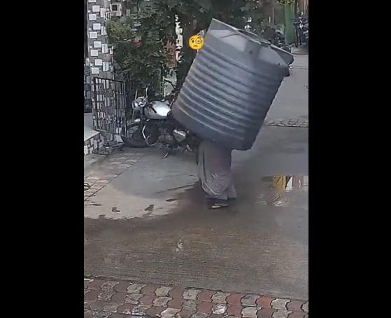 水塔砸中女子一刻。(互聯網)