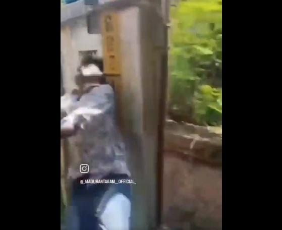 少年猛撞黃色水泥柱。(互聯網)