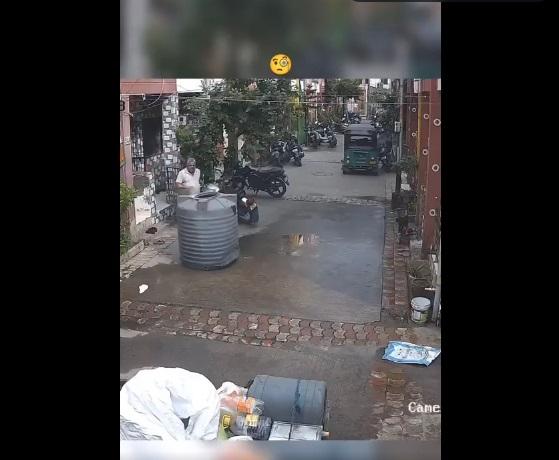 男途人上前查看。(互聯網)