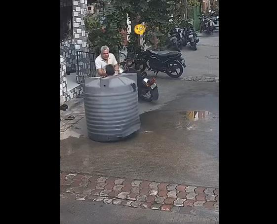 男途人問女子狀況。(互聯網)