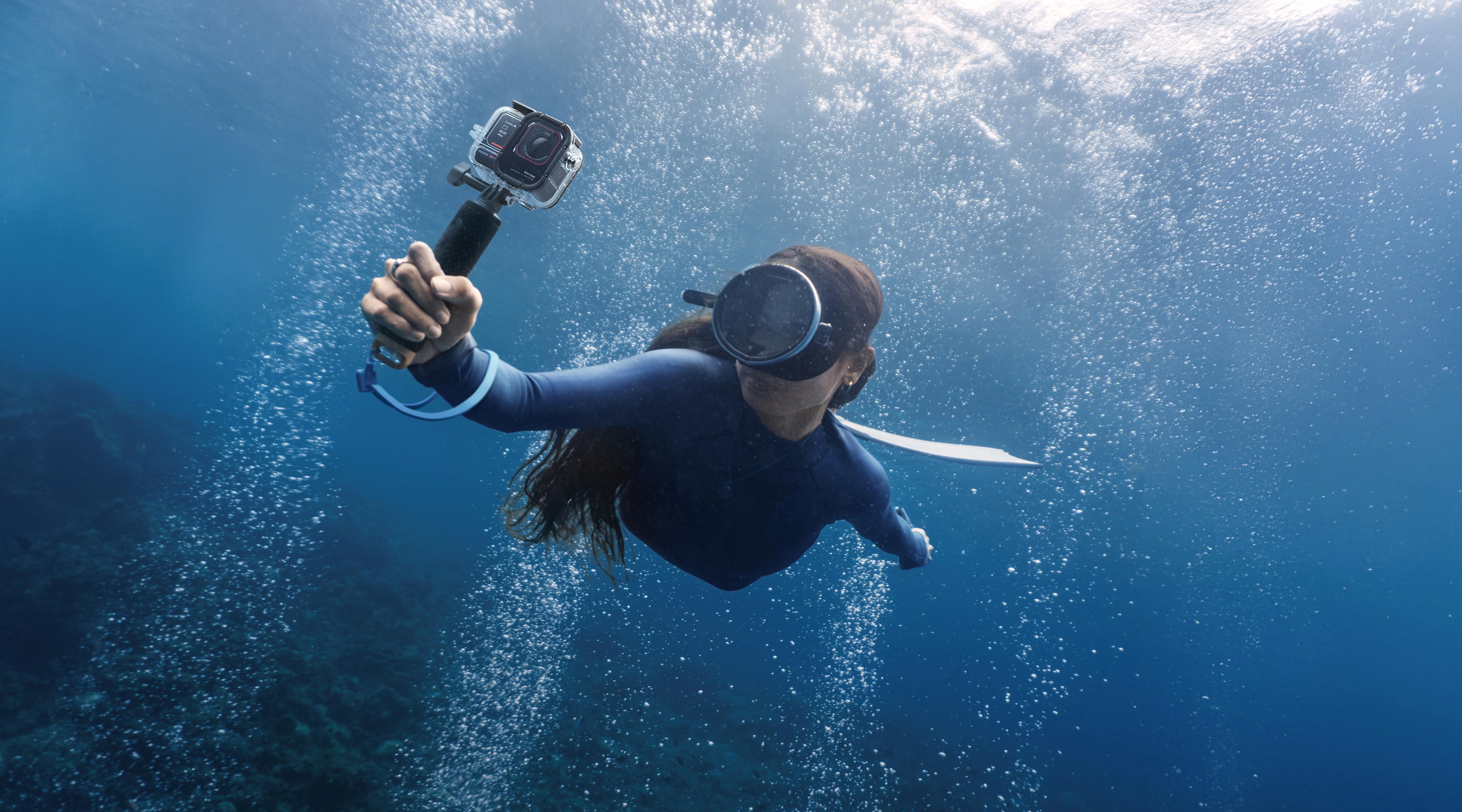 Insta360 Ace Pro 2加上潛水殼後可達60米防水。