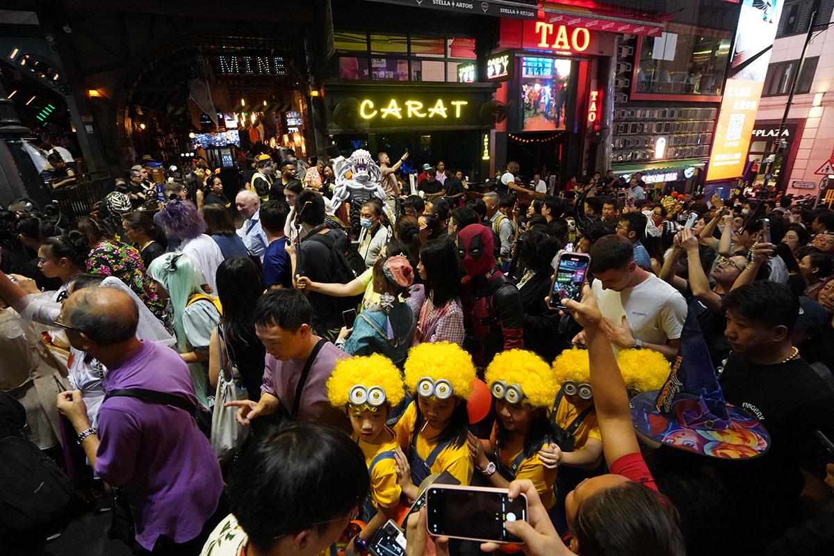 萬聖節前夕,大批市民悉心「扮鬼扮馬」到蘭桂坊慶祝狂歡。