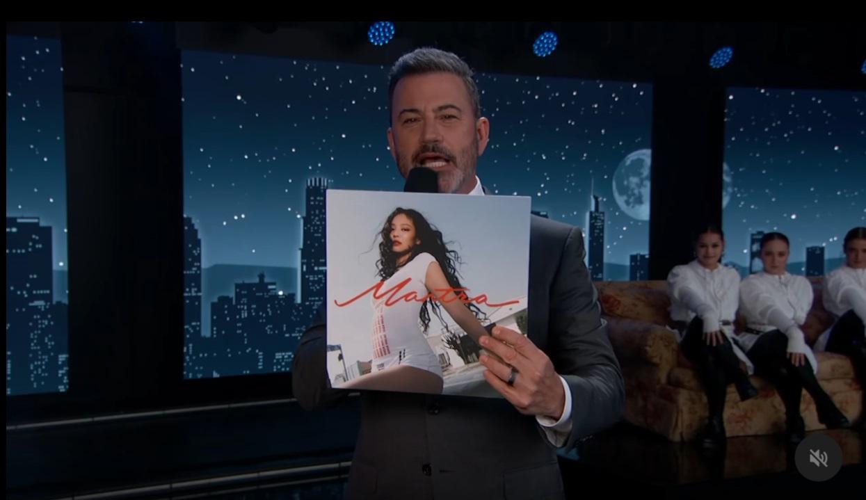 主持人Jimmy Kimmel,瞓身為Jennie新歌《Mantra》宣傳,證明她在當地已經成功入屋。