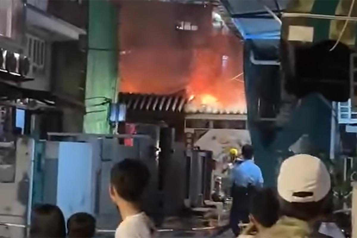 元朗舊墟大王古廟起火。(網民Ringo Yeung@FB群組「元朗鄉約」)