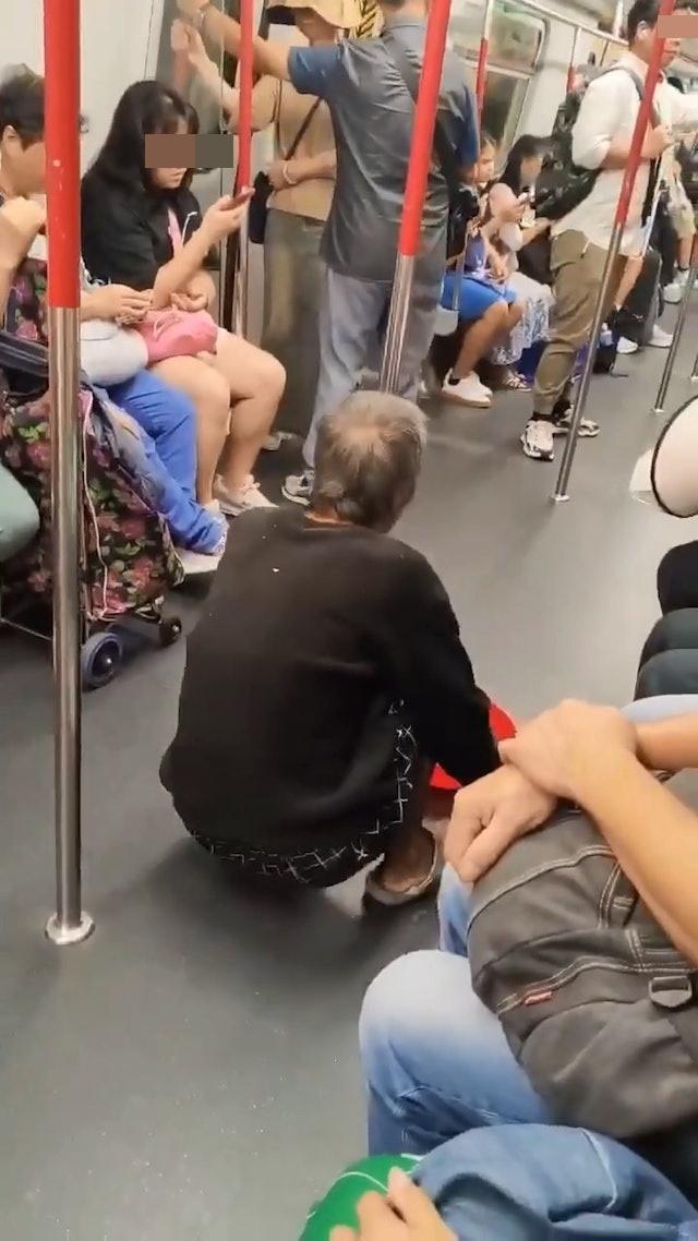 網上熱話|老伯在港鐵車廂以「鴨仔步」方式半蹲前行,疑似行乞。(網片截圖)