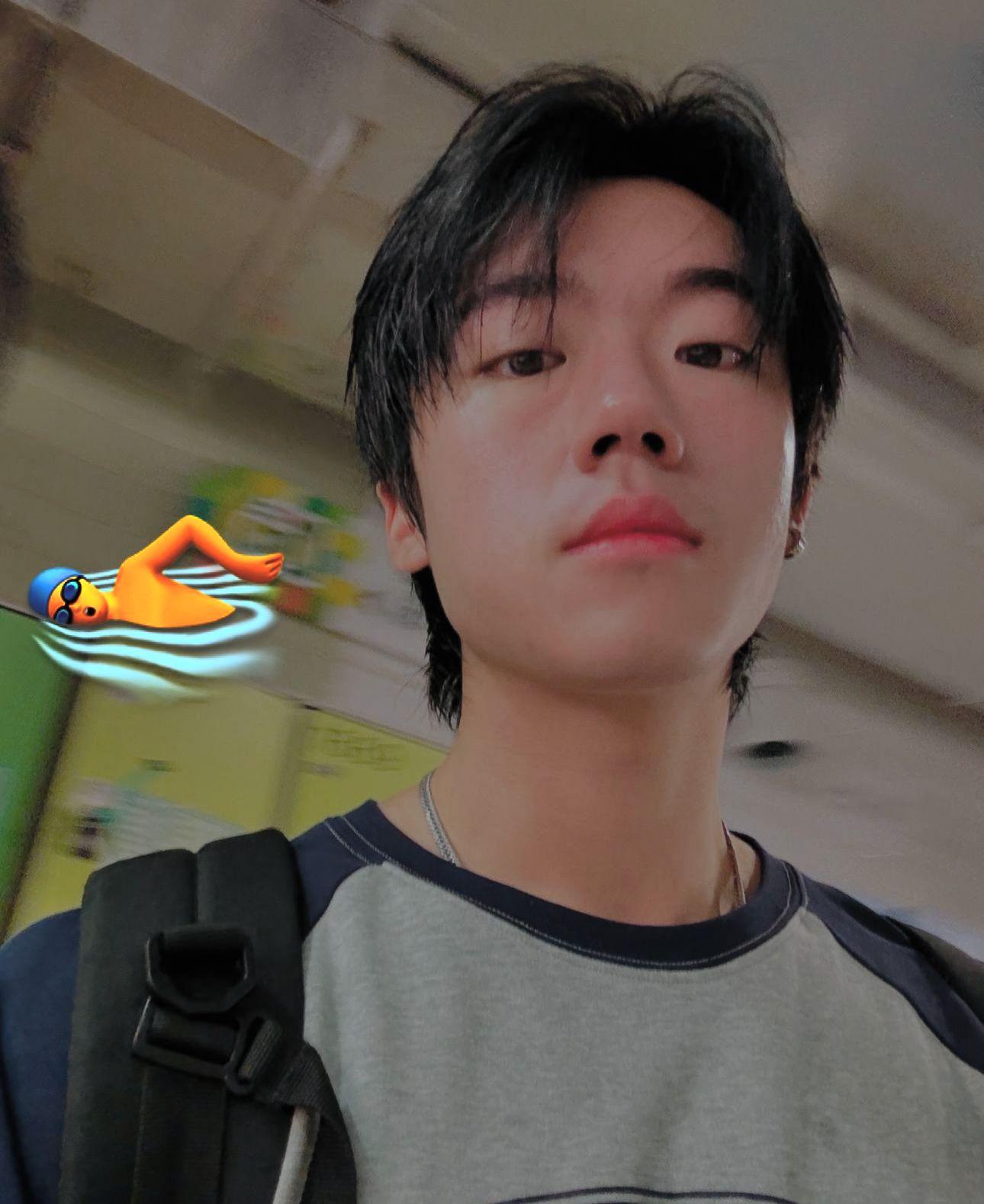 KC以英文表示「正在經歷,我愛你們所有人以及我周圍的一切」。