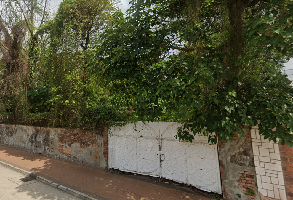 消息指,由「麻雀館大王」石鑑輝家族持有的九龍塘兩幅屋地,其中一幅為林肯道3號,物業已丟空多年。(網上截圖)