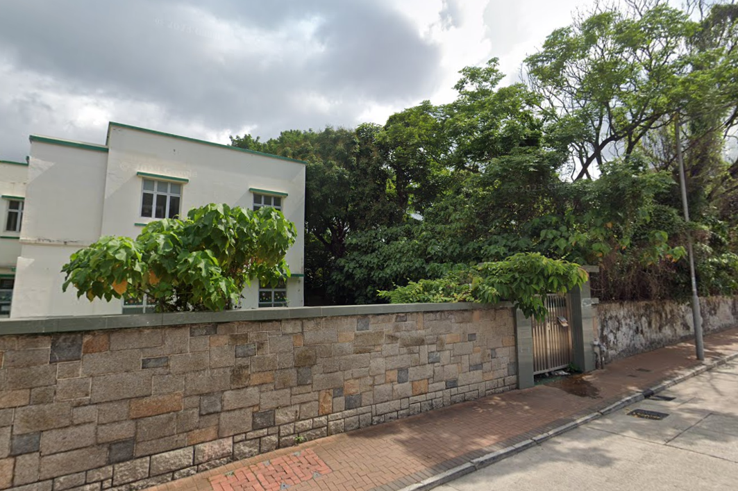 消息指,由「麻雀館大王」石鑑輝家族持有的九龍塘兩幅屋地,最新共以約4.3億元易手,35年升值近4億元。圖為九龍塘林肯道5號。(網上截圖)