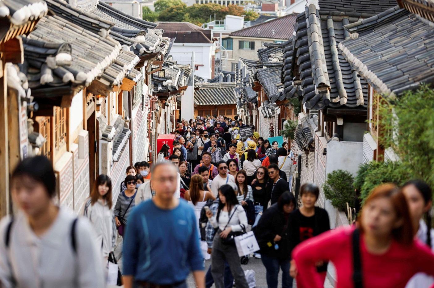 遊客擠滿北村韓屋村狹窄的巷弄。(路透社)
