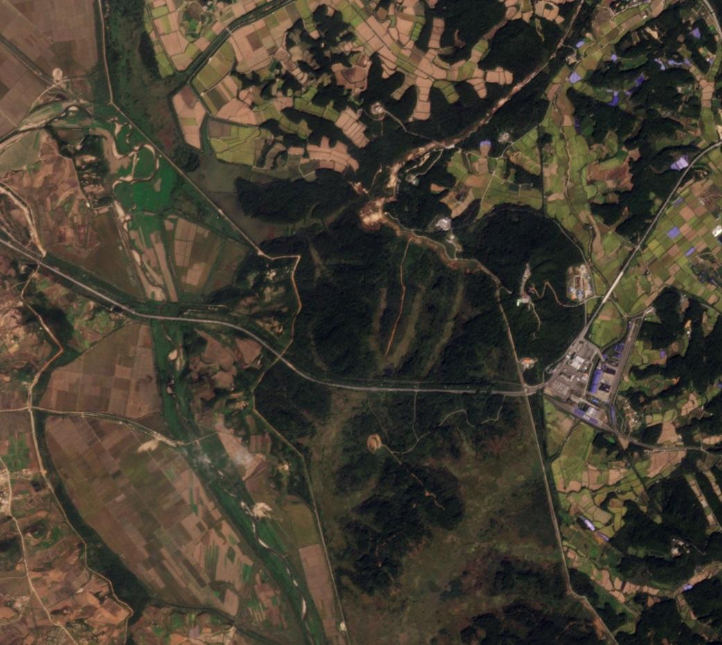 北韓炸毀連接南韓的京義線、東海線部分路段和鐵路後拍到的衛星圖片。(資料圖片)