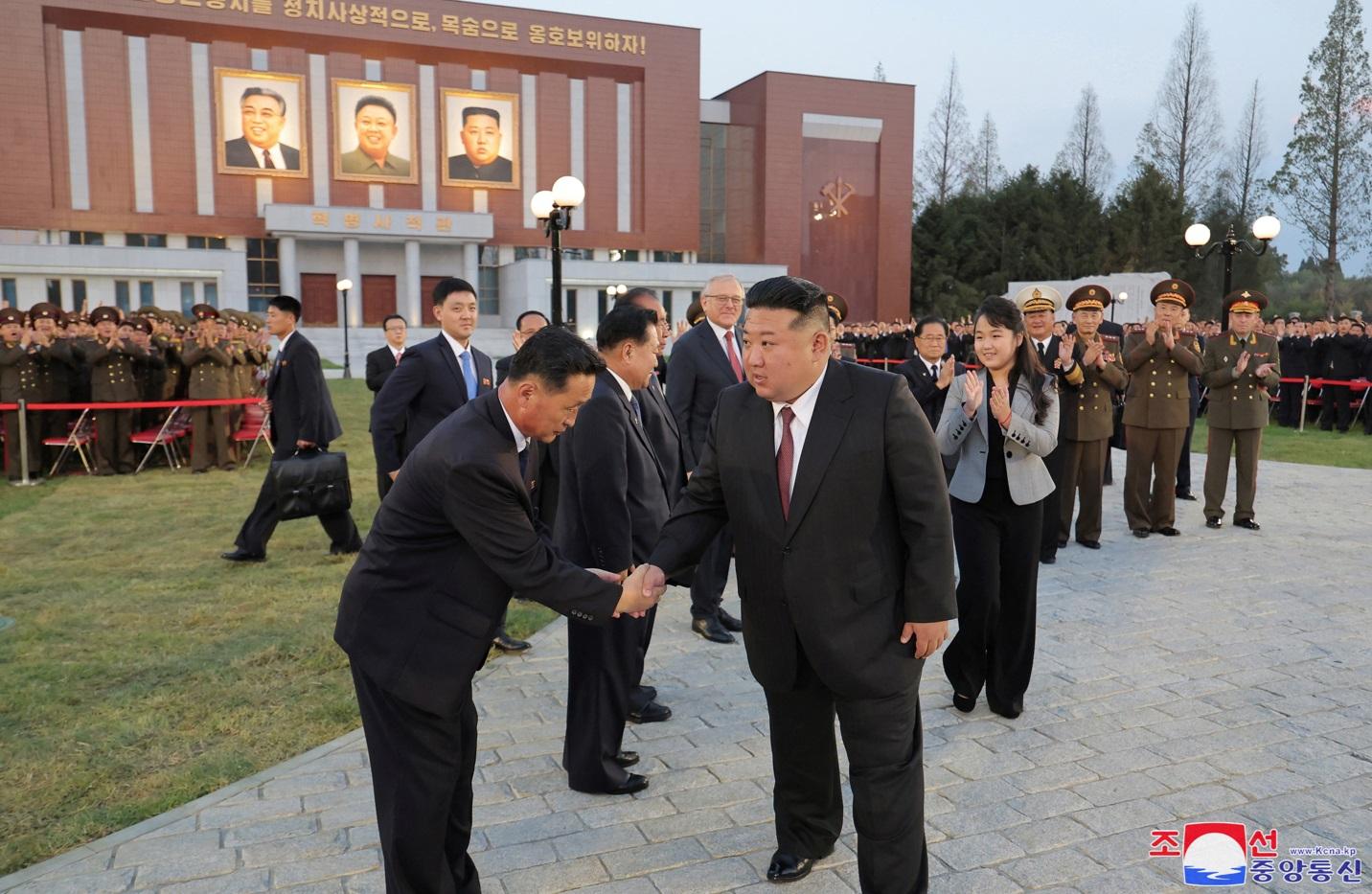 金主愛多次陪同父親金正恩出席公開活動。(資料圖片)