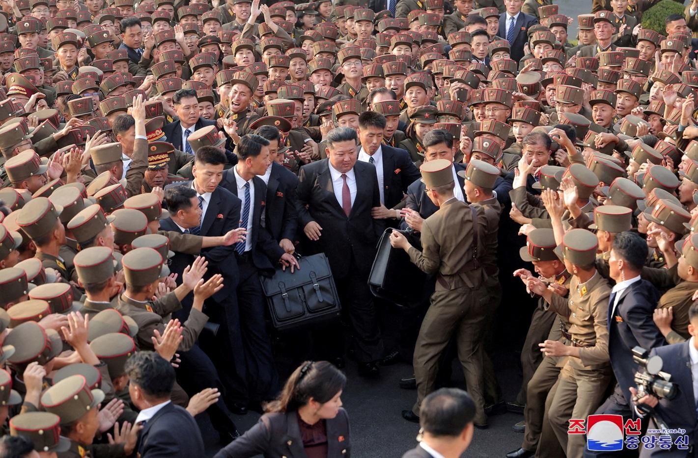 金正恩早前到訪首爾國防大學,受到學生簇擁。(資料圖片)