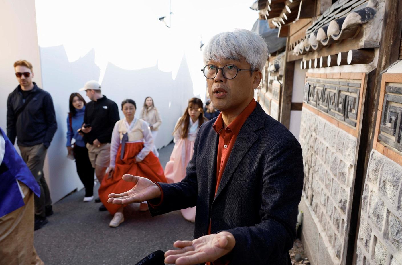 居民講述村內過度旅遊問題。(路透社)