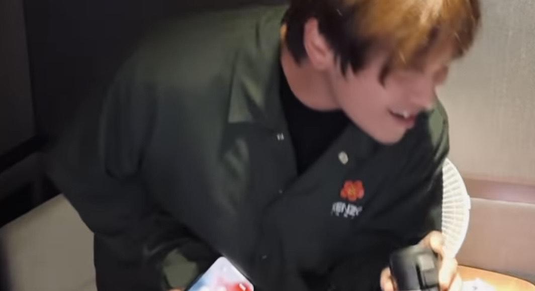 姜濤以保暖水樽扮咪唱歌,唱得相當投入。