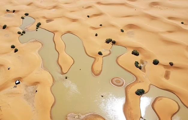 摩洛哥東南部沙漠地區本月2日可見出現澤國。(資料圖片)