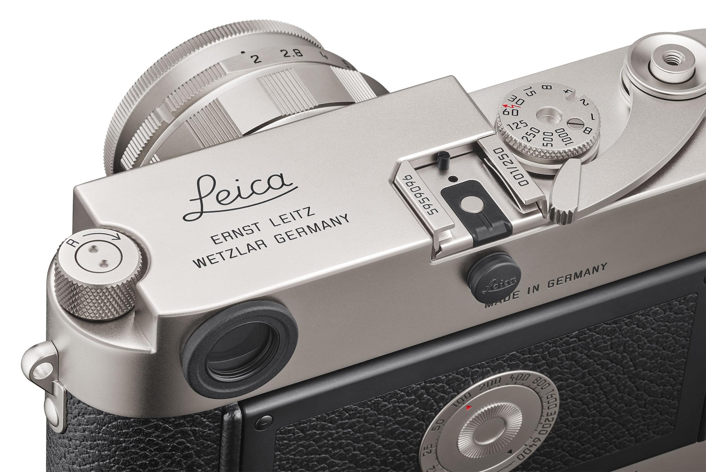 Leica M 70週年紀念版機頂附有獨立編號。