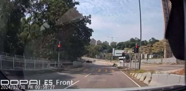 屯門一部車牌「FU」字頭的寶馬私家車衝燈險撞嬰兒車。(網片截圖)