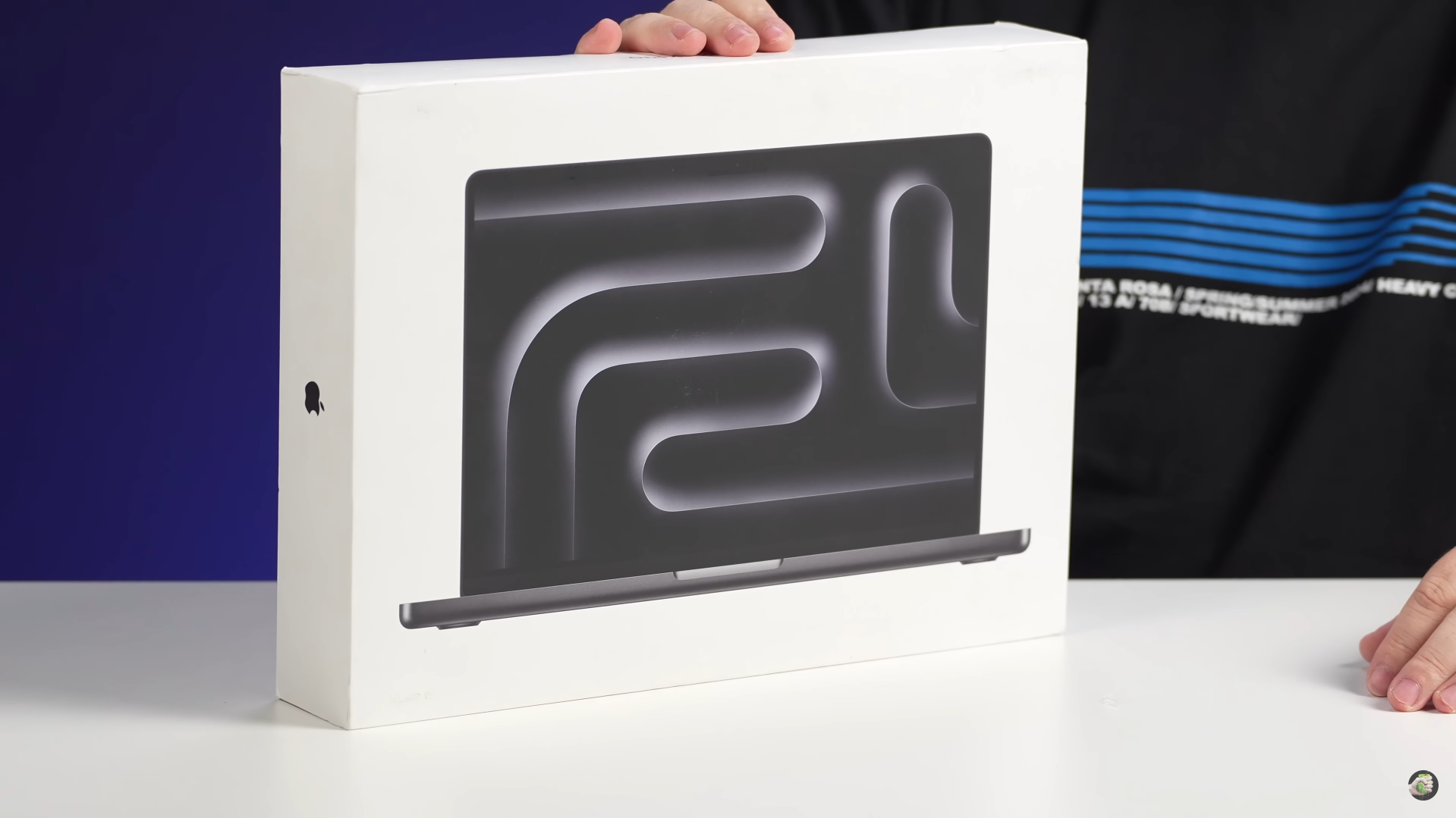 網上流傳影片的14吋MacBook Pro包裝盒。(YouTube截圖)