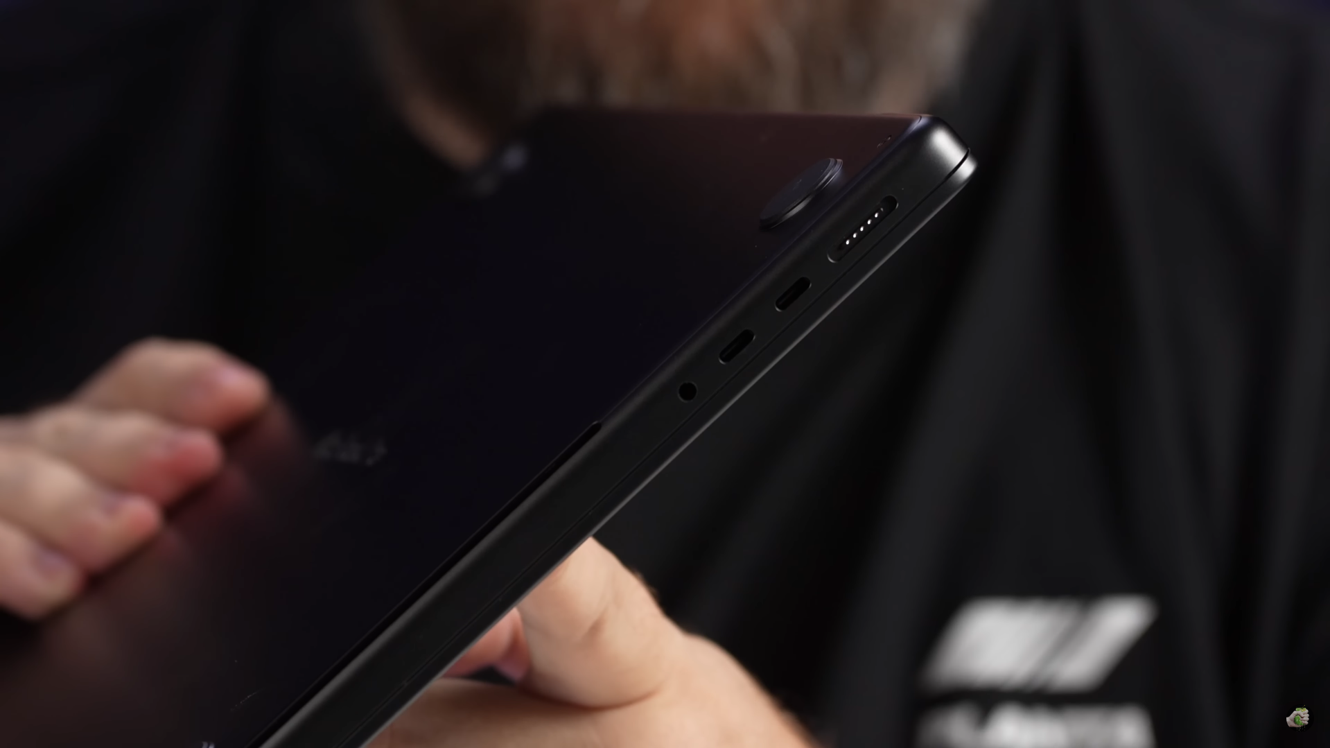 MacBook Pro可能將有3個Thunderbolt 4 連接埠。(YouTube截圖)