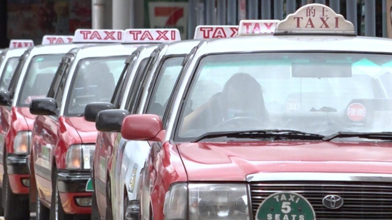 《施政報告》提到要開拓中東及東盟旅客客源,鼓勵的士車隊用阿拉伯語提供車隊服務資訊。(資料圖片)