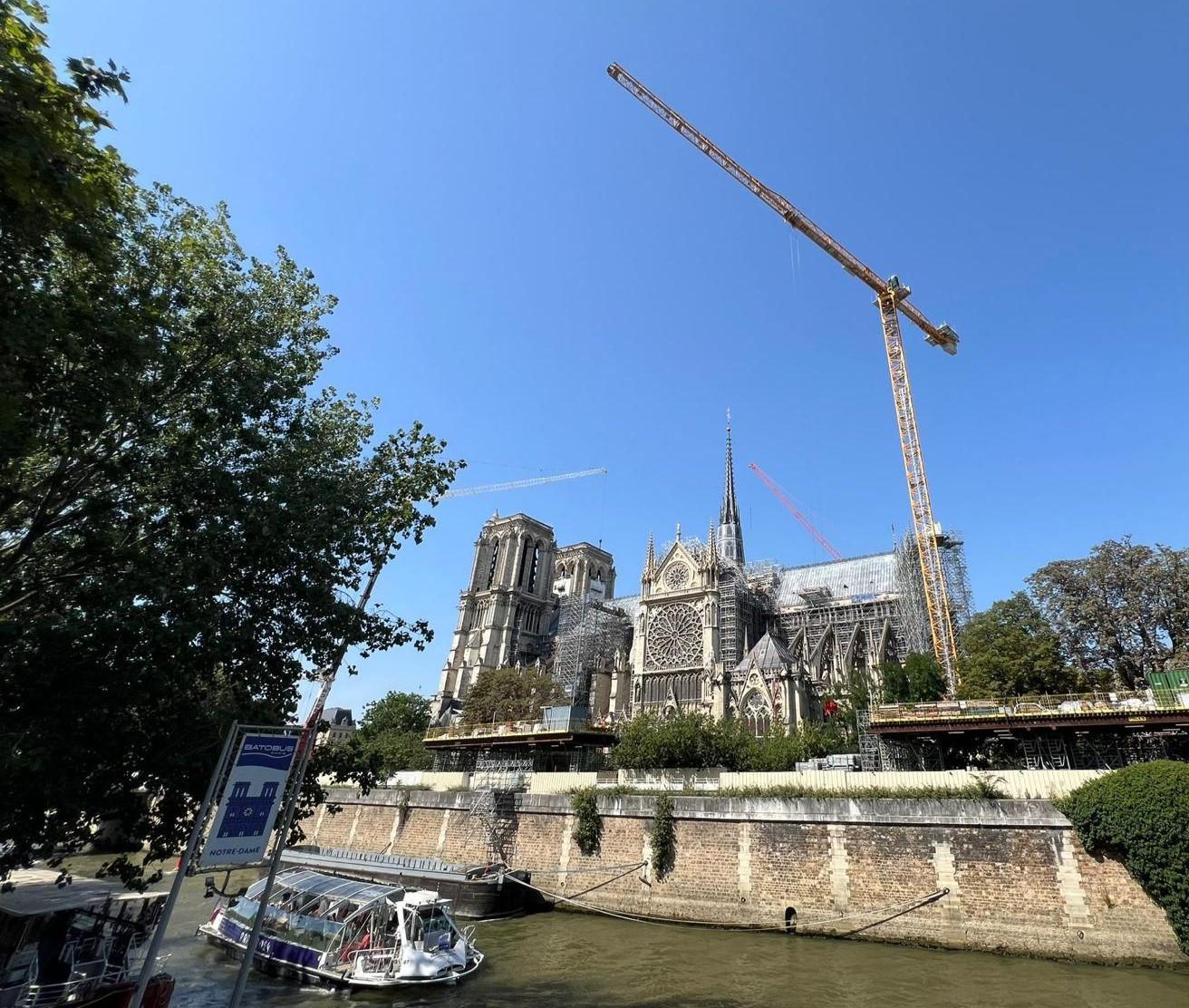 香港電台今年8月採訪巴黎奧運期間,曾到聖母院外了解情況,見到修復工作進行得如火如荼。(港台圖片)