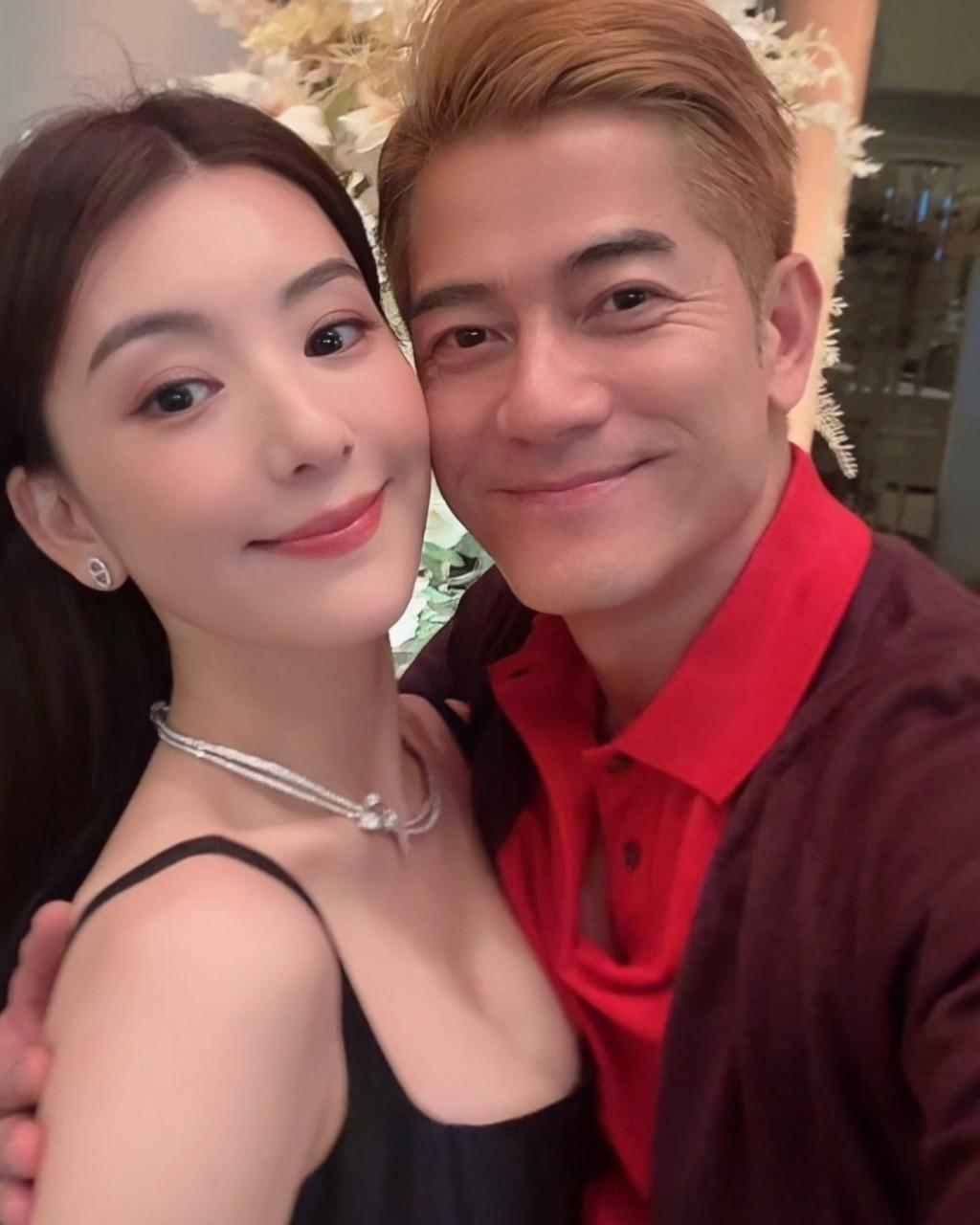 Moka向生日的城城送上波餅。