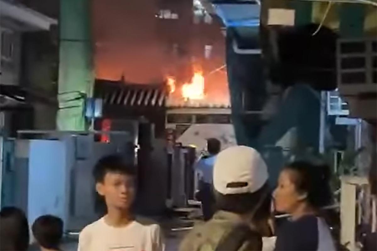 元朗舊墟大王古廟起火。(網民Ringo Yeung@FB群組「元朗鄉約」)