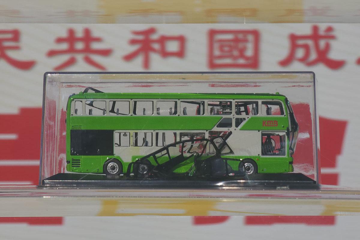 有展出的巴士模型不敵高溫導致變形。(網民Rheneas Choi@FB群組「巴士迷俱樂部」)