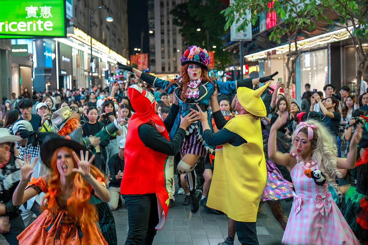 旅發局在銅鑼灣百德新街舉行「快閃」表演。