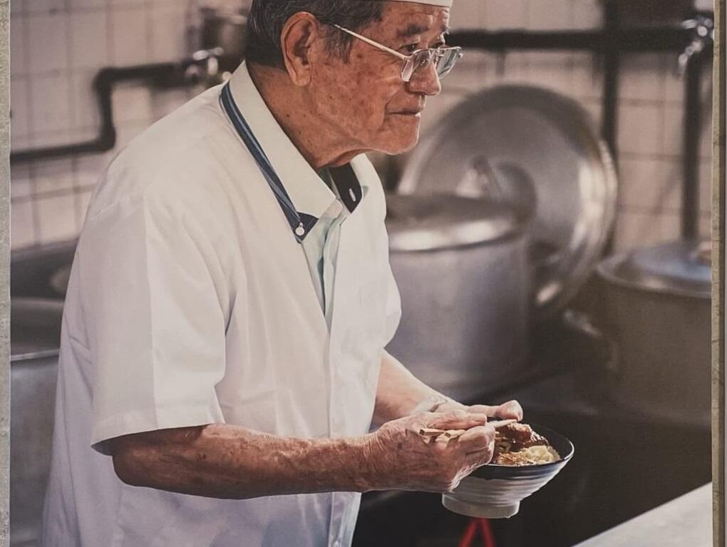 金城源治數十年來在沖繩名護市用心經營排骨麵店。(互聯網)