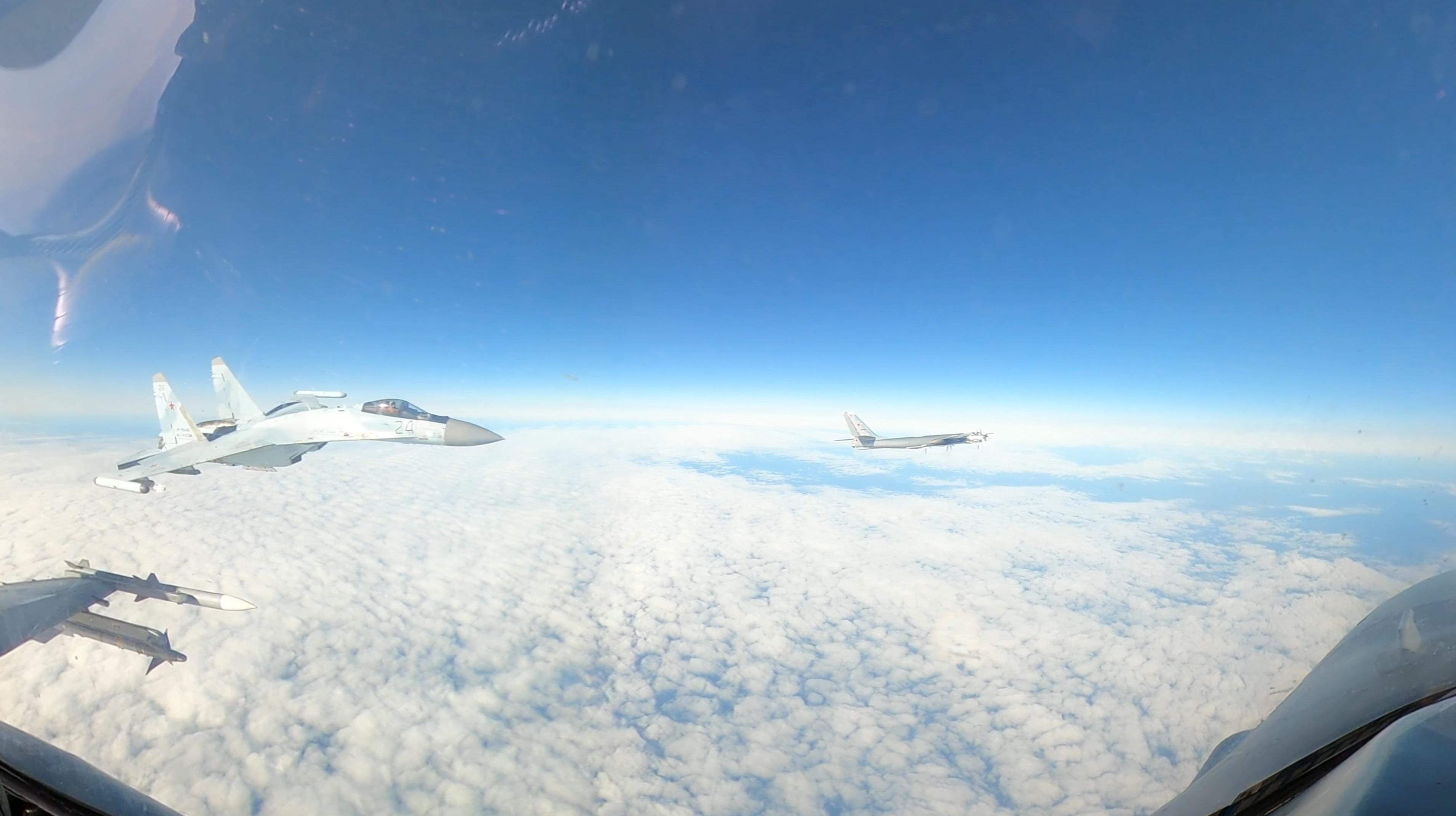 俄羅斯蘇35戰機突然近距離飛到美軍F16戰機側邊。(互聯網)