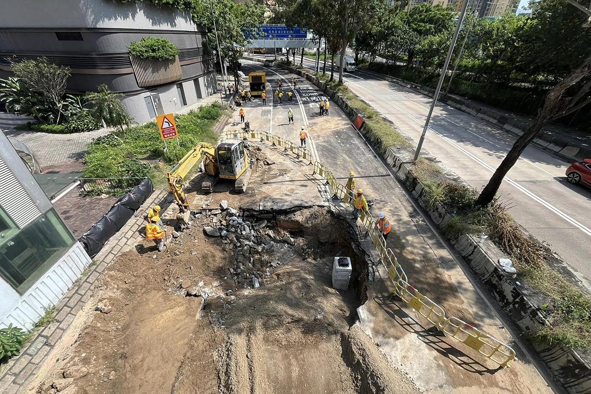 過去周日,長沙灣有地下水管爆裂,造成路面下陷。(資料圖片)