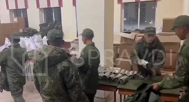 早前有片段流出,稱北韓士兵抵達俄羅斯,領取裝備和物資等。(資料圖片)