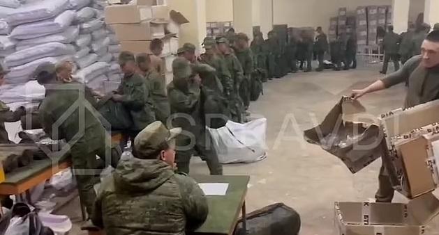 早前有片段流出,稱北韓士兵抵達俄羅斯,領取裝備和物資等。(資料圖片)