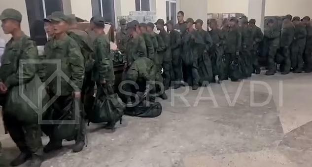 早前有片段流出,稱北韓士兵抵達俄羅斯,領取裝備和物資等。(資料圖片)