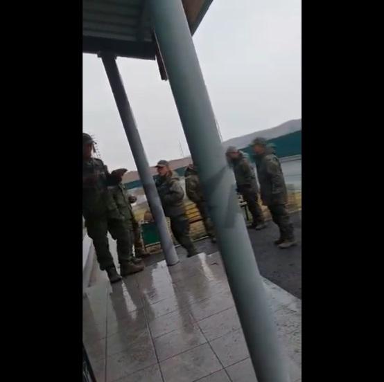 周二再有影片流出,稱疑北韓士兵在寒冷的戶外抽煙。(互聯網)