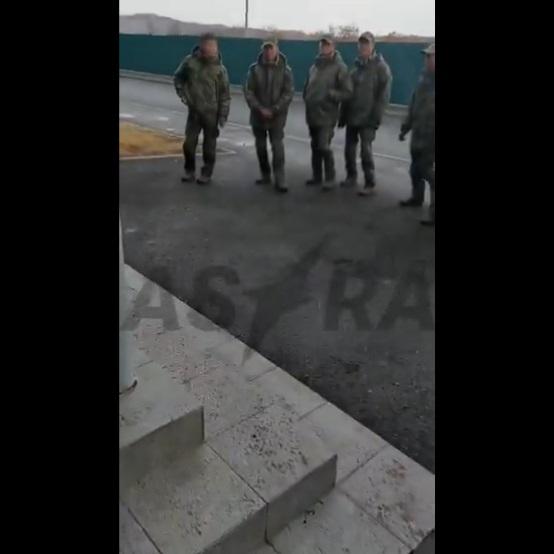 周二再有影片流出,稱疑北韓士兵在寒冷的戶外抽煙。(互聯網)