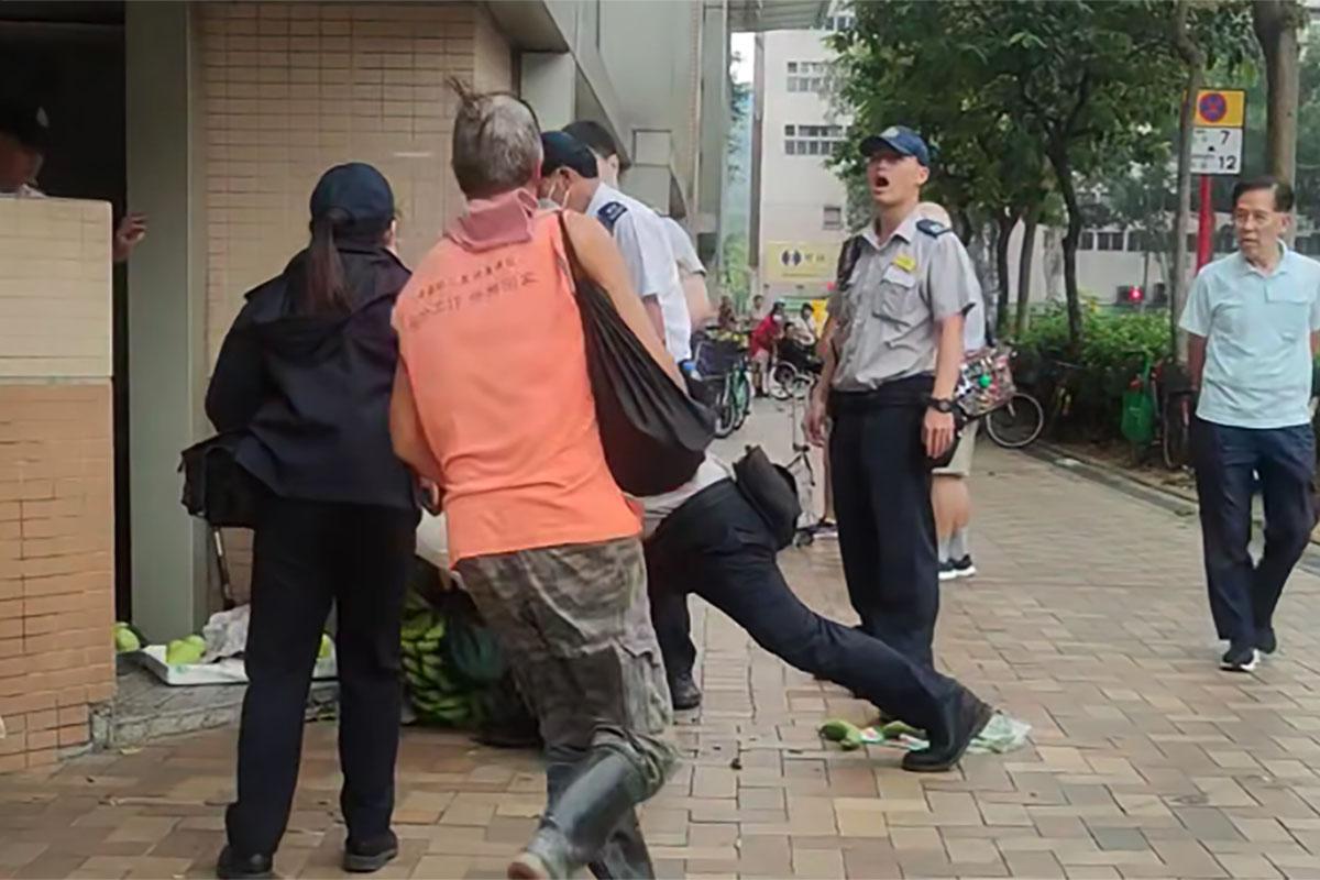 一名男子聞訊跑往介入。(網民Desmond Wang@FB群組「皇后山乜都友」)