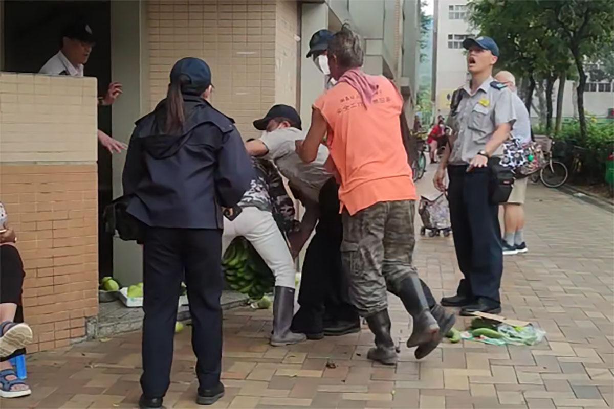 一名男子聞訊跑往介入。(網民Desmond Wang@FB群組「皇后山乜都友」)